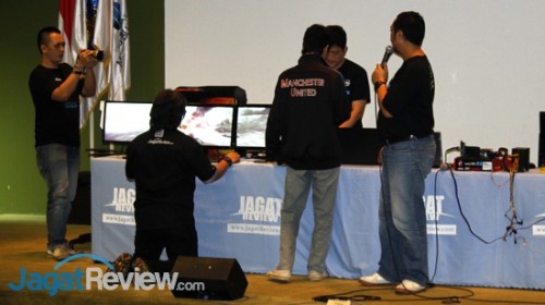 Jagat Review Kenalkan Teknologi IT Terkini di Univ. Mercu Buana 7 Demo gaming di 3 monitor Full HD.