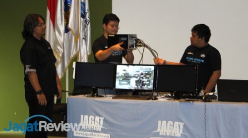 Jagat Review Kenalkan Teknologi IT Terkini di Univ. Mercu Buana 8 PC Mini-ITX yang menjalankan game Battlefield 4 di 3 monitor Full HD. Size doesn't matter, right?