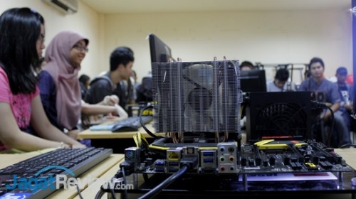 Sistem yang digunakan peserta di sesi workshop overclocking ini.
