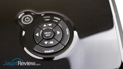 Mekanisme kontrol dari Pro8600. Pengguna bisa mengontrol proyektor melalui tombol-tombol ini bila sedang tidak memegang remote.