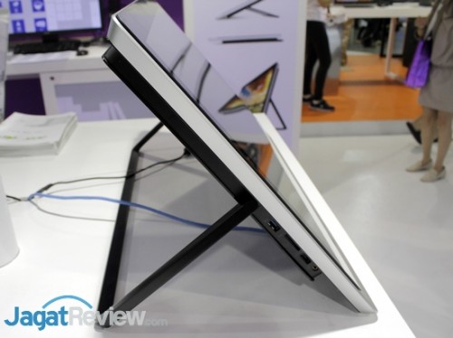 Computex 2014 Booth Raid: Acer 28 Aspire U memiliki penyangga dengan engsel di bagian belakang yang membuatnya bisa diposisikan di kemiringan tertentu.