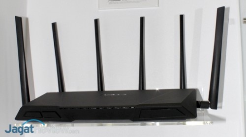 Perangkat Networking Baru Asus Hadir di Computex 2014 3 RT-AC3200 dengan 6 buah antena eksternal.