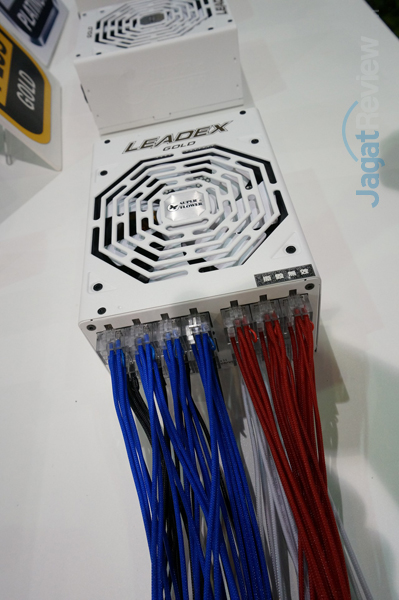 Kabel modular dari PSU Super Flower LEADEX GOLD.