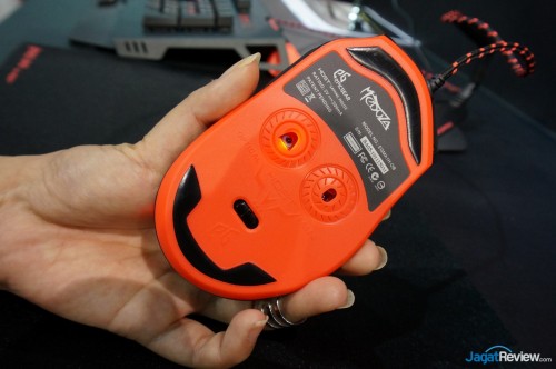 Mouse gaming GEIL Meduza yang dilengkapi dengan sensor laser dan sensor infrared. Gamer dapat memilih salah satu sensor ini, sesuai dengan preferensi dan keinginan masing-masing gamer.
