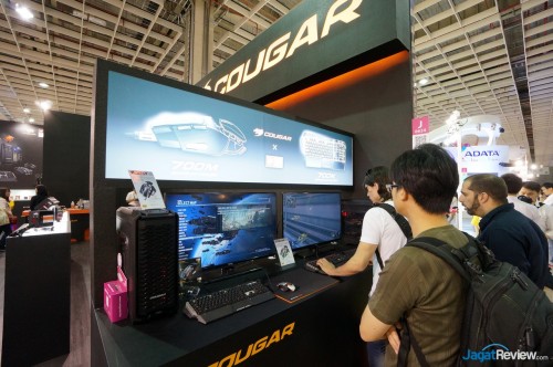 ​Para pengunjung sedang mencoba Keyboard gaming mekanikal Cougar 700K dan Mouse 700M pada demo unit yang disediakan oleh pihak Cougar.