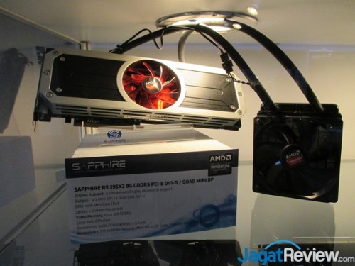 Graphics card Sapphire R9 295X2  yang merupakan graphics card AMD terkencang saat ini, yang ditenagai dengan dual GPU 