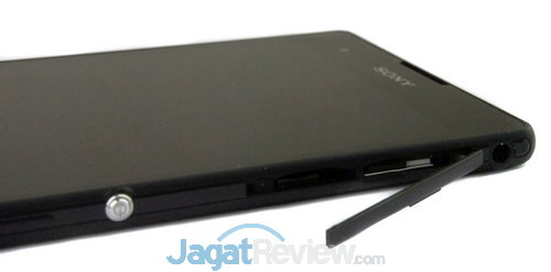 Review Xperia T2 Ultra Dual: Smartphone Android 6 Inci Dual-SIM dari Sony 17 Di sisi sebelah kanan terdapat slot dual microSIM, audio jack 3.5mm, dan tombol power sekaligus lock/unlock