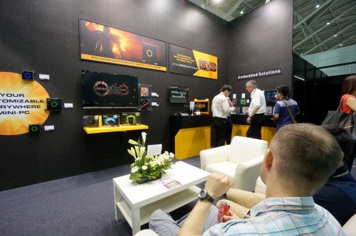 Para tamu bertandang untuk mencoba demo2 unit Zbox utk HTPC