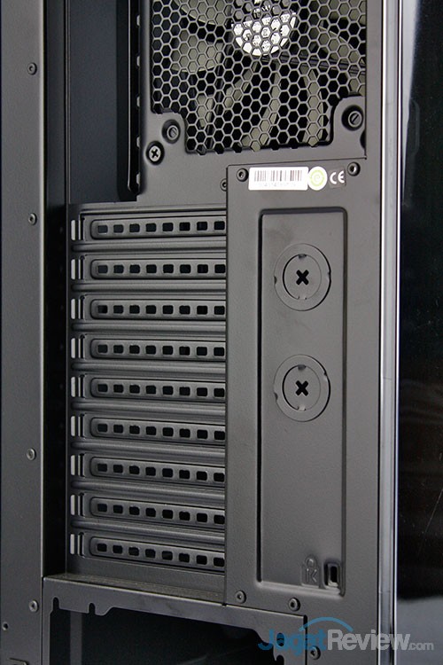 Hands-On Review Casing Corsair Graphite 760T: Produk Terbaru Line-Up Graphite 2 Sedikit beranjak keatas, casing ini memberikan 9 buah slot ekspansi dan 2 buah lubang untuk selang ke eksternal device (Cth: Radiator External)