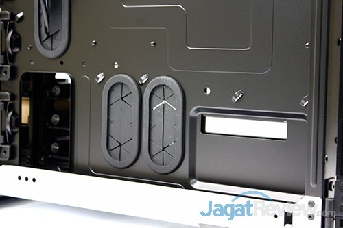 Hands-On Review Casing Corsair Graphite 760T: Produk Terbaru Line-Up Graphite 5 Pada bagian bawah, terdapat 2 buah lubang yang digunakan untuk memasukkan kabel dari power supply