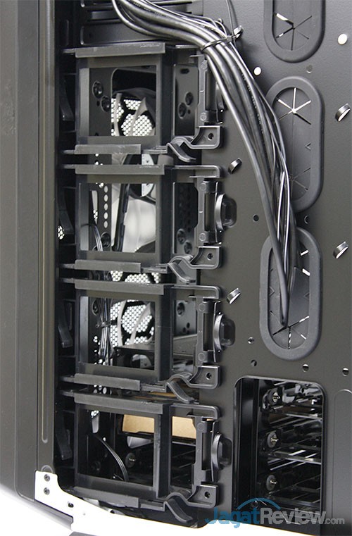 Hands-On Review Casing Corsair Graphite 760T: Produk Terbaru Line-Up Graphite 1 Ternyata pada bagian ini terdapat 4 buah SSD dock atau 2.5