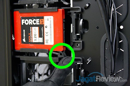 Hands-On Review Casing Corsair Graphite 760T: Produk Terbaru Line-Up Graphite 9 dan SSD pun akan bergeser kearah luar agar dapat dikeluarkan