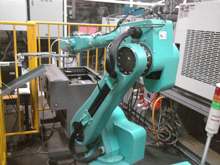 Foxconn Pekerjakan Robot untuk Rakit iPhone 1 Foxconn-robot