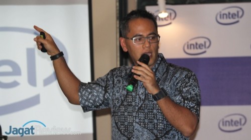 Bapak Harry K. Nugraha, Channel Bussiness Director Intel Indonesia, membahas dukungan Intel terhadap Internet of Things.