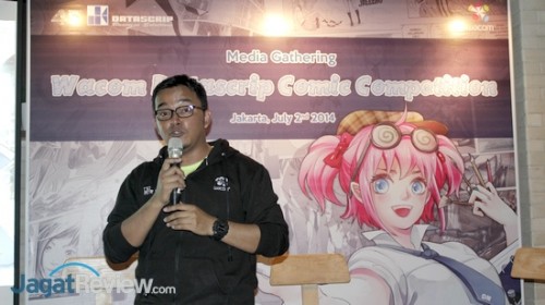 Perwakilan dari Datascrip menjelaskan hadiah yang akan diperebutkan untuk kompetisi ini.