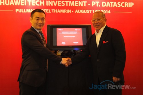 (Kiri - Kanan): Nick Lee, Head of Consumer Business Group Huawei Indonesia. Irwan Kamdani, Presiden Director PT Datascrip