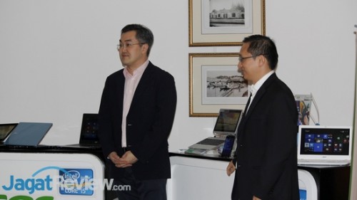 Presiden Director Acer Indonesia, Jason Lim (kiri) dan Deputy President Director, Herbert Ang (kanan), berpose bersama jajaran produk baru Acer.