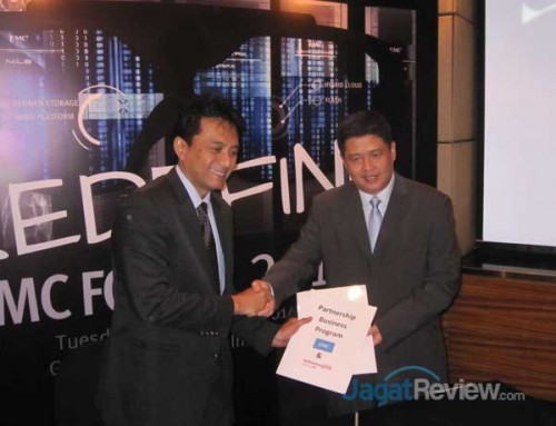 Kiri-Kanan: Judi Achmadi, CEO TelkomSigma & Adi Rusli, Country Manager EMC Indonesia