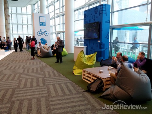 Ketika beberapa undangan masih bersantai di ruang tunggu yang disediakan Intel..