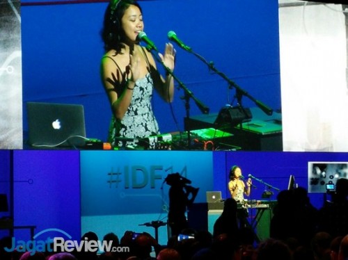 .. kami sudah masuk ke dalam ruangan keynote speeck dan menikmati acara pembuka..