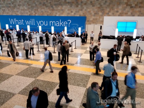 Counter registrasi mulai dipadati oleh para undangan beberapa jam sebelum sesi keynote speech dimulai.