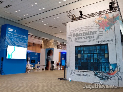 Booth ini tampaknya akan menampilkan berbagai perangkat mobile inovatif kreasi Intel dan partner mereka.