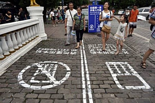 China Punya Trotoar Khusus Pemakai Smartphone 1 jalur