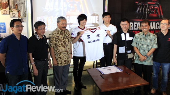 Gigabyte Team NXL Signing Ceremony 05