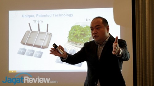 Michael Lok, Managing Director , SEA, menjelaskan tentang teknologi BeamFlex+ dari Ruckus Wireless.