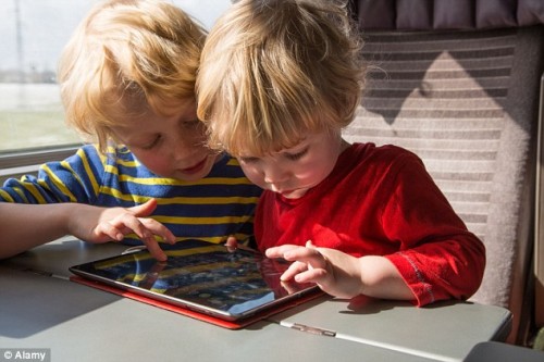 Riset : iPad, Merek Paling Populer untuk Anak-anak 1 playing ipad