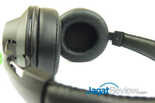 Earpad pada headphone ini, dilengkapi dengan bantalan yang dibalut dengan bahan kulit yang terasa cukup lembut di telinga.