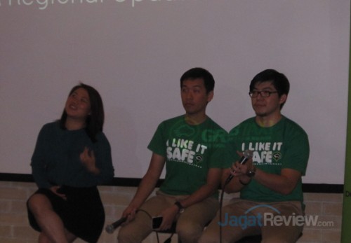 GrabTaxi Berikan Diskon Rp. 10.000 untuk Semua Pemesan Hingga Akhir Tahun 1 Kiri-Kanan: Cheryl Goh, Global Vice Preisdent of Marketing GrabTaxi; Herman Iswanto, Asst. Head Customer Service GrabTaxi; Hong Eu Gene, Deputy General Manager GrabTaxi Indonesia