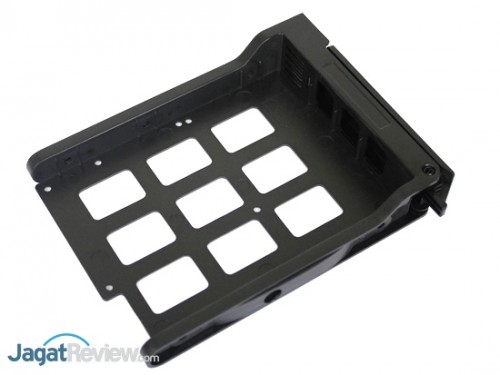 Bracket ini mampu menampung storage 3.5