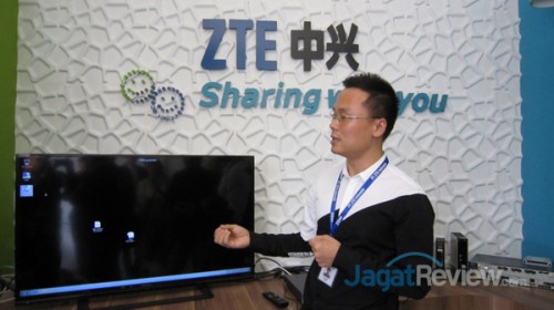 Kenneth Hu, Vice President Channel Marketing PT ZTE Indonesia, sedang menjelaskan produk ZTE Thin Client