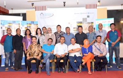 How to Become a Good Hacker-Foto Bersama Onno Center, IDC dan Rekan Wartawan