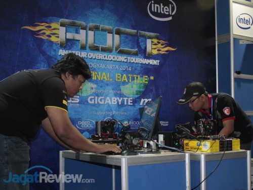 AOCT 2014 The Final Battle: Mini OC Challenge ID Cooling Sesi 1 2 Rhodie (kiri) vs Ali Mukhtar (kanan)