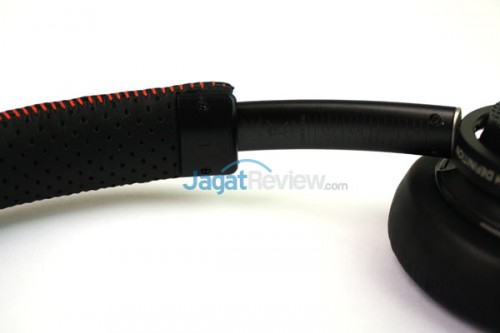 Penyangga headband terbuat dari besi untuk menjamin keamanan 