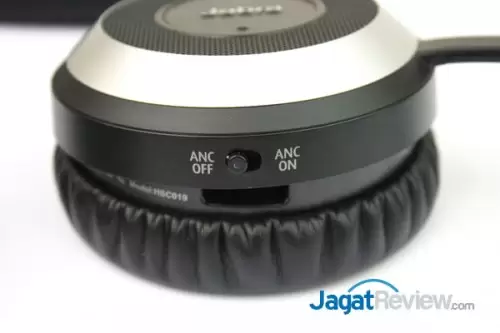 Review Jabra Evolve 80: Ketenangan di Lingkungan Ekstrim 3 Anda dapat mengatur sendiri penggunaan Noise Cancelling melalui saklar di bagian bawah headphone.