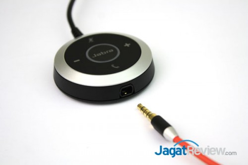 Review Jabra Evolve 80: Ketenangan di Lingkungan Ekstrim 1 Pengatur headphone dapat dihubungkan dengan komputer untuk mengatur volume, mic mute, hingga menerima telepon.