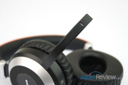 Review Jabra Evolve 80: Ketenangan di Lingkungan Ekstrim 2 Mic dapat diturunkan ke level yang pas dengan mulut Anda.