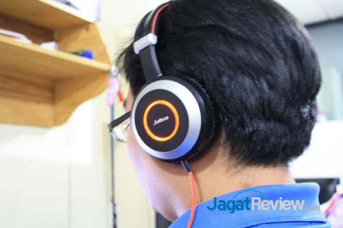 Review Jabra Evolve 80: Ketenangan di Lingkungan Ekstrim 4 Lampu untuk memperlihatkan Anda sedang sibuk tidak begitu mampu menyampaikan pesan yang dikandungnya.