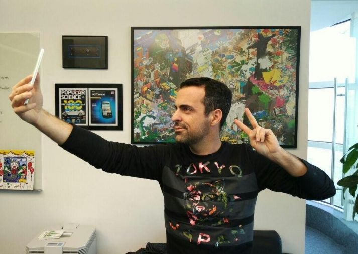 Xiaomi Gelar Kontes Selfie Lewat Forum MIUI 3 Or copy the pose of Global VP Hugo Barra
