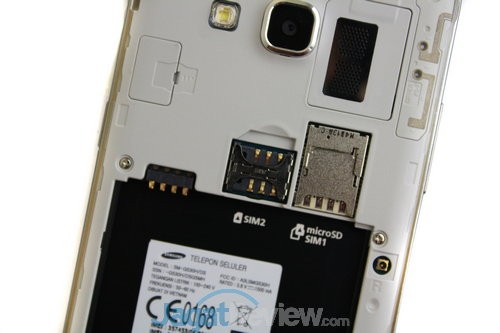Review Galaxy Grand Prime: Smartphone Android Mainstream 64-bit Pertama Samsung 20 Cover belakang di buka, Anda akan menemukan slot SIM-card 1 dan 2 serta slot microSD