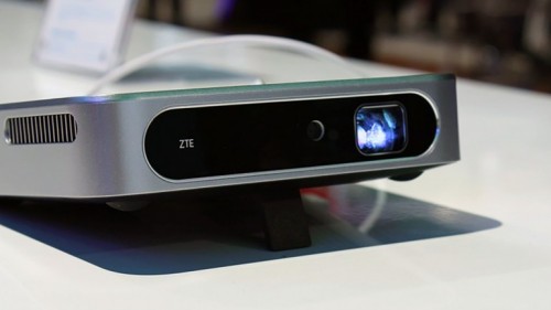 ZTE Spyro 2, Hadirkan Hotspot dan Proyektor dalam Satu Piranti 3 zte-spyro-2-smart-projector-mobile-hotspot