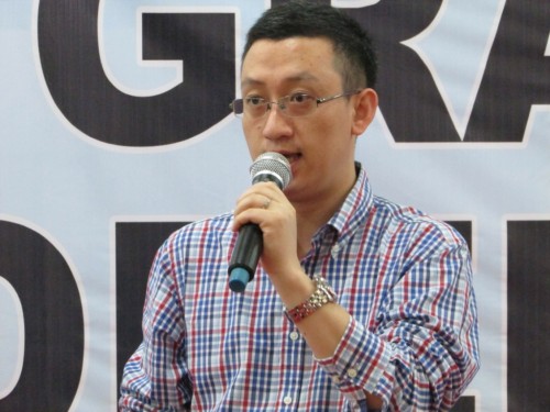 Mr. Romeo, Sales Director, ZTE Mobile Devices, PT ZTE Indonesia memberikan sambutan pada acara pembukaan showroom pertama ZTE di Indonesia