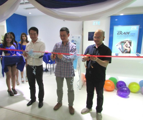 (Mr. Jason, Marketing Communication Director, ZTE Mobile Devices,PT ZTE Indonesia; Mr. Romeo, Sales Director, ZTE Mobile Devices, PT ZTE Indonesia; Par Nuramin, Product and Brand Development, SCM) menggunting pita sebagai tanda resmi dibukanya showroom ZTE.