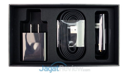 Charger, kabel USB, dan headset