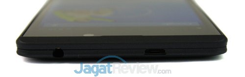 Bagian atas diisi slot audio jack 3.5mm dan slot microUSB
