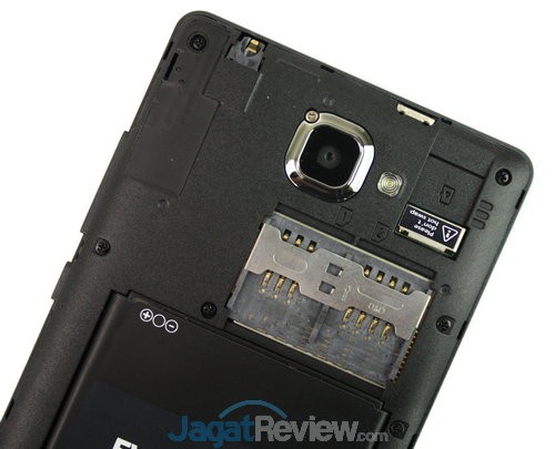 Cover belakang dibuka, Anda akan menemukan slot dual-SIM dan slot microSD
