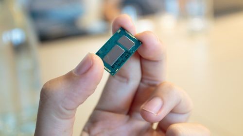 Intel Core M Skylake Akan Hadir Tahun 2015 Ini 1 intel-core-m-broadwell-y-chip-in-hand